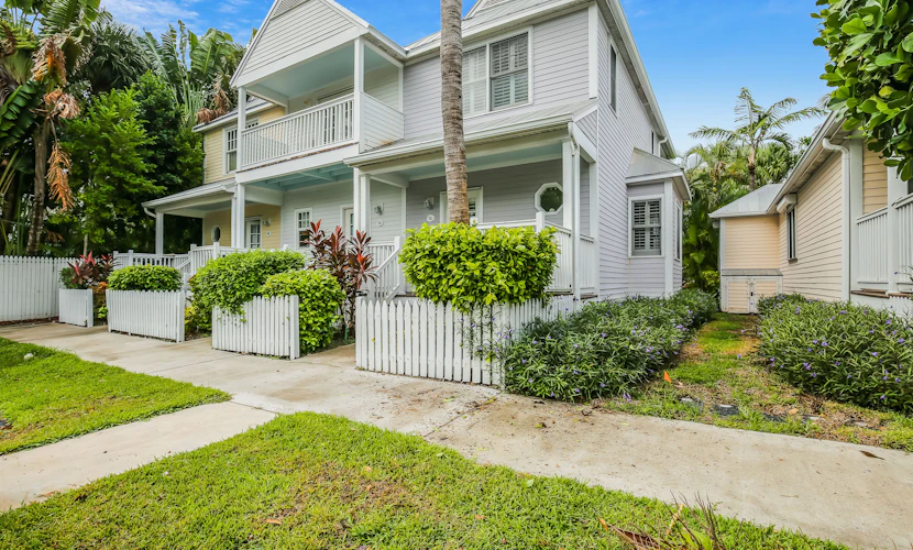 Tropical oasis near all the action with central AC & balcony