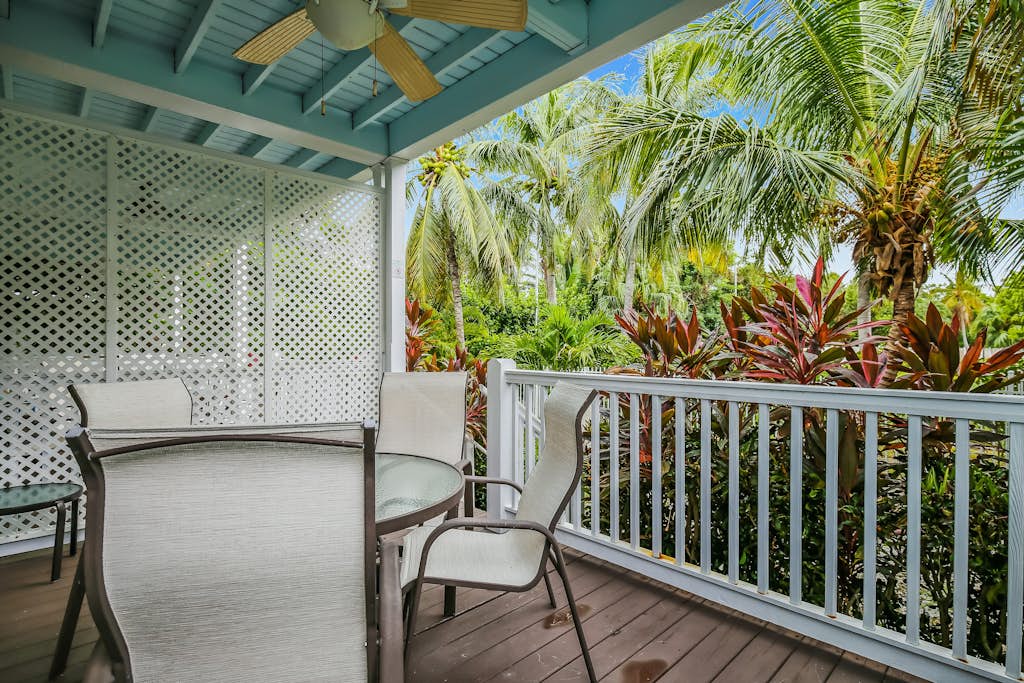 Tropical oasis near all the action with central AC & balcony