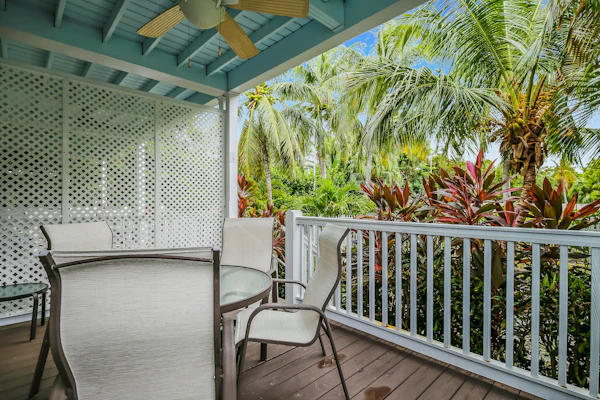 Tropical oasis near all the action with central AC & balcony