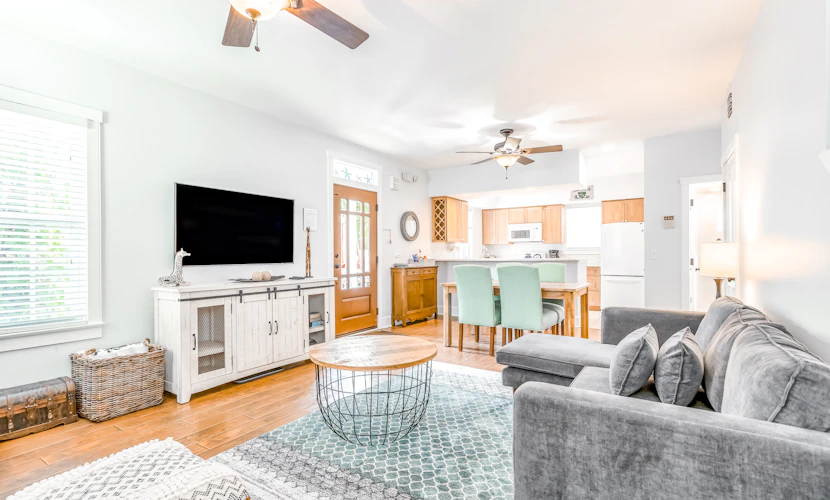 Tranquil tropical retreat with pool, private deck, & W/D - walk to bars/dining