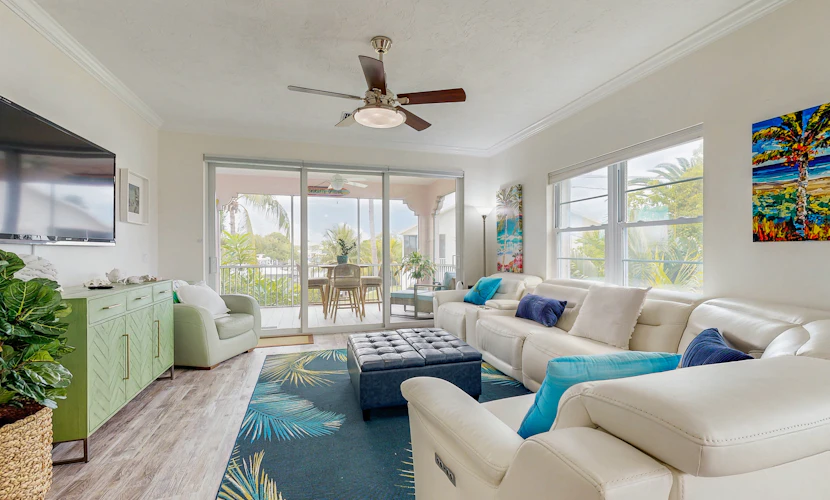 Coastal Waterfront Villa with pool, paddleboards & tennis courts