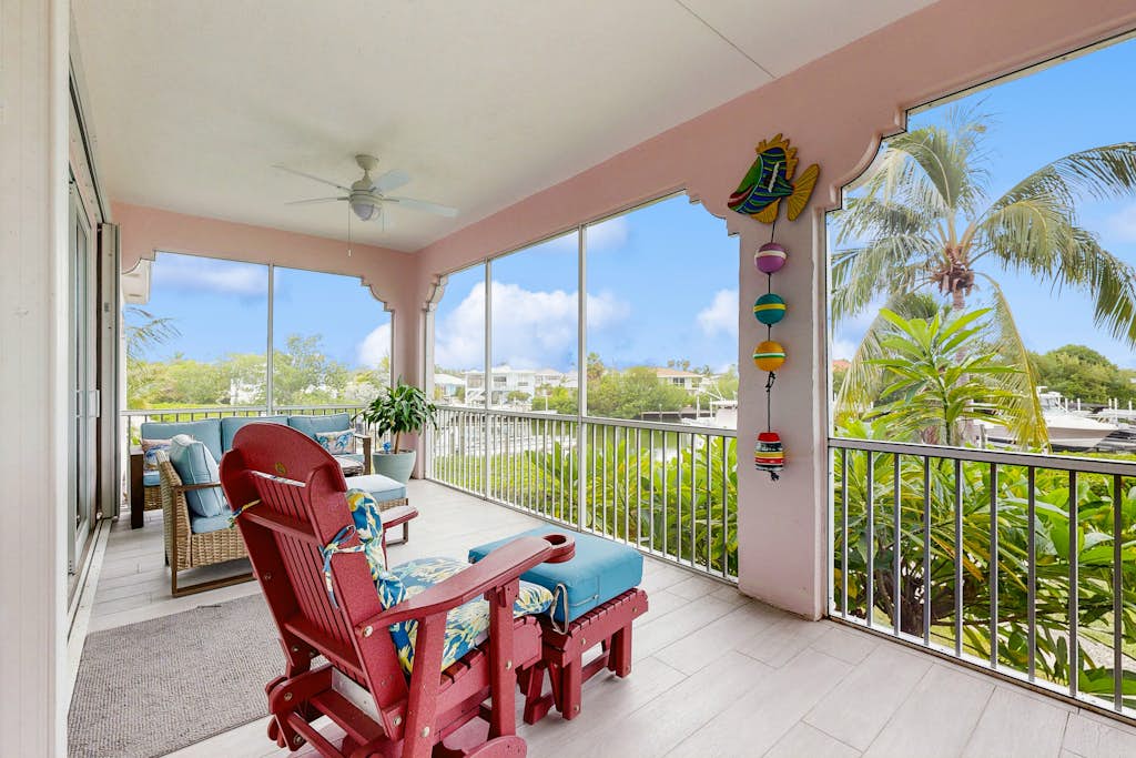 Coastal Waterfront Villa with pool, paddleboards & tennis courts