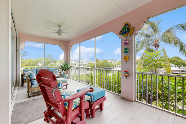 Coastal Waterfront Villa with pool, paddleboards & tennis courts