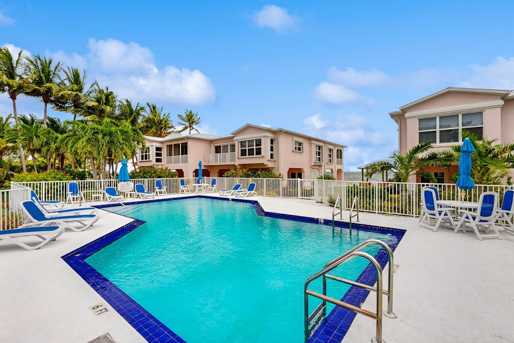 Coastal Waterfront Villa with pool, paddleboards & tennis courts
