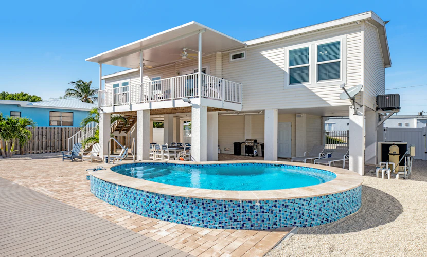 Canal-front Dog-Friendly Home with private pool, WiFi, washer/dryer & central AC