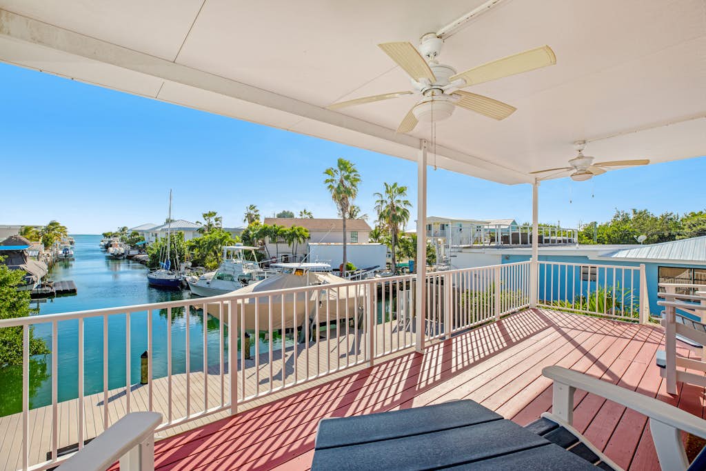Canal-front Dog-Friendly Home with private pool, WiFi, washer/dryer & central AC
