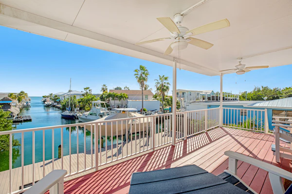 Canal-front Dog-Friendly Home with private pool, WiFi, washer/dryer & central AC