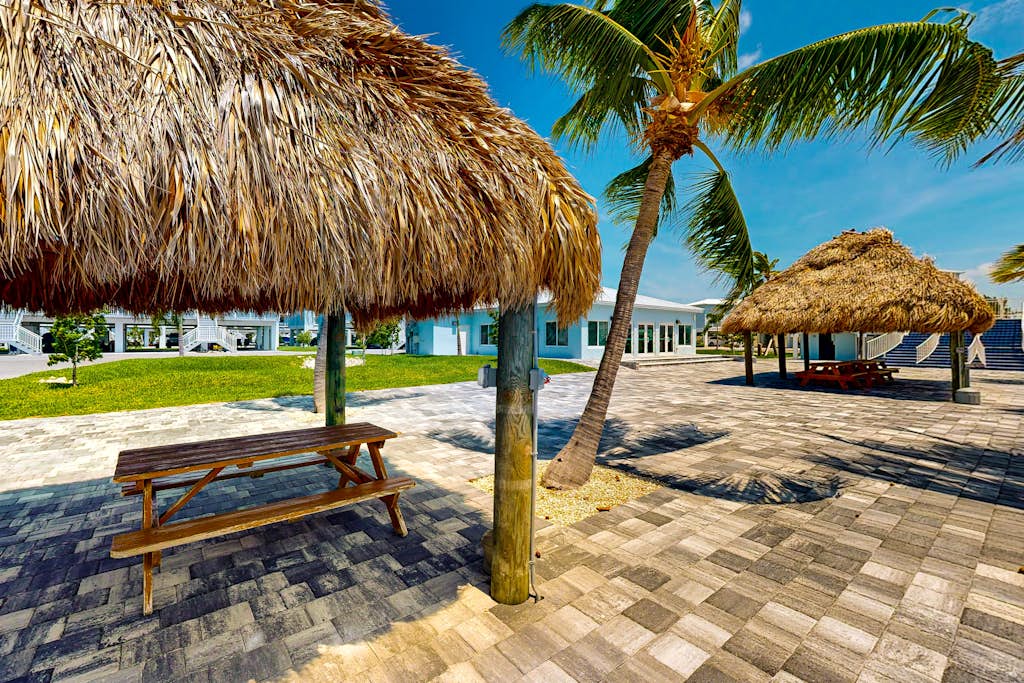 Gulfside condo with gorgeous ocean views, pool, WiFi, & close to attractions