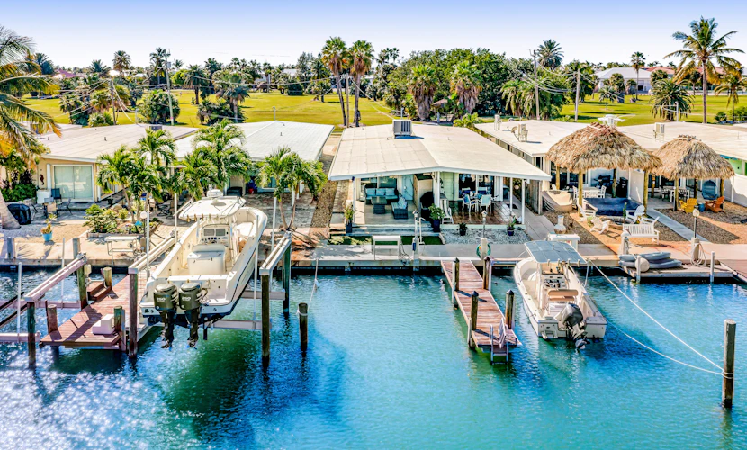 Renovated waterfront bungalow with private dock, lanai & Cabana Club/pool access