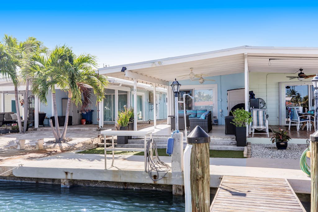 Renovated waterfront bungalow with private dock, lanai & Cabana Club/pool access