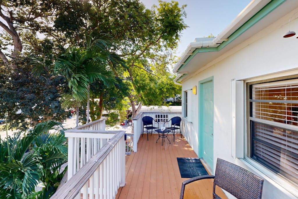 Charming & Inviting Beachside Getaway with Free WiFi - Dear Dive Shops & Marina