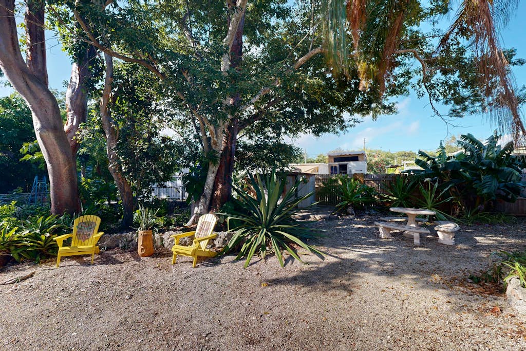 Charming & Inviting Beachside Getaway with Free WiFi - Dear Dive Shops & Marina