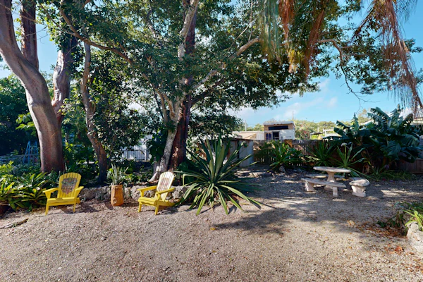 Charming & Inviting Beachside Getaway with Free WiFi - Dear Dive Shops & Marina