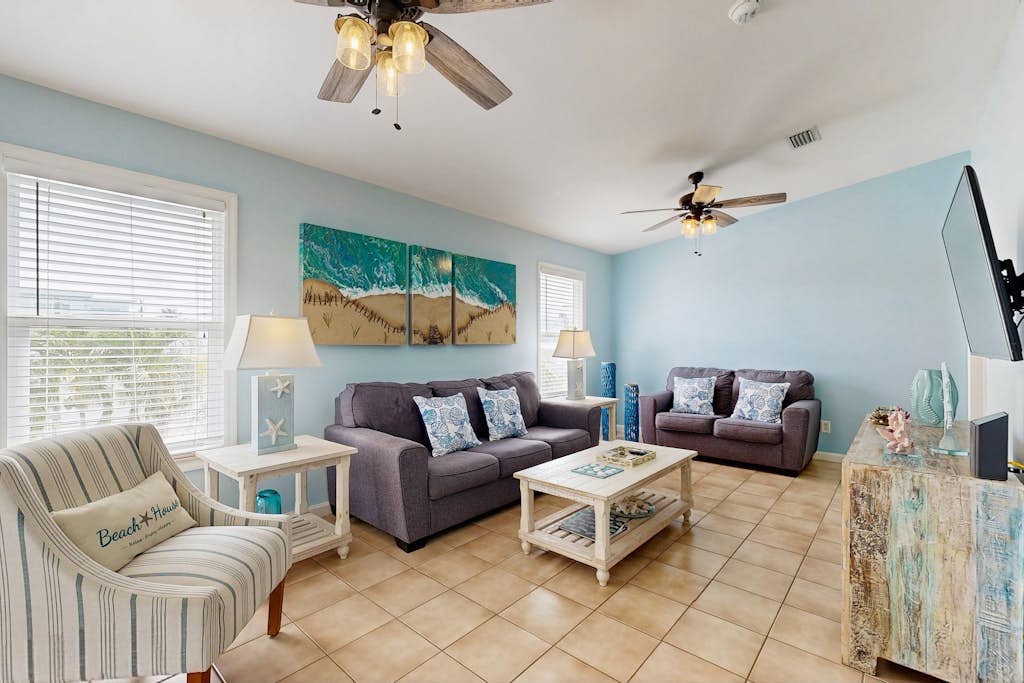 Charming home close to the ocean with pool, outdoor dining area and grill