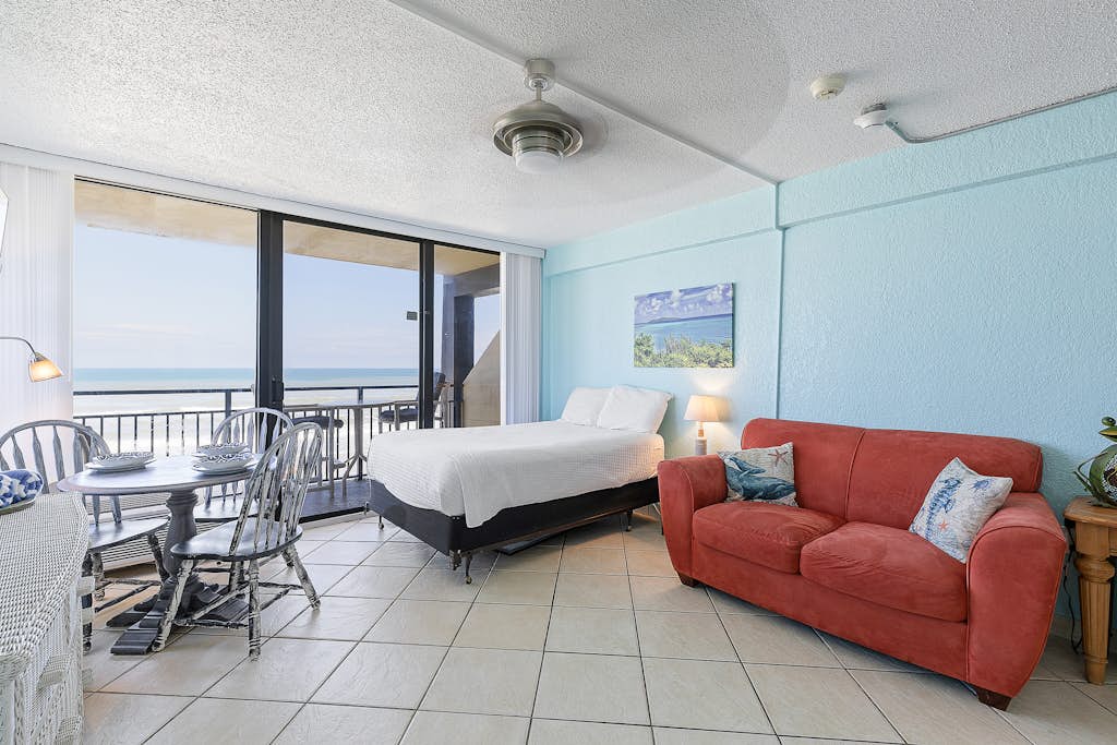 Oceanview Studio w/ Private Balcony, Pools & Beach Access