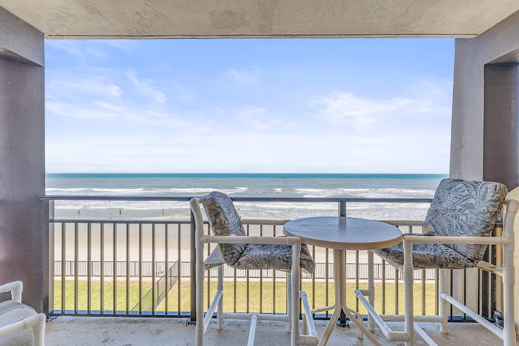 Oceanview Studio w/ Private Balcony, Pools & Beach Access