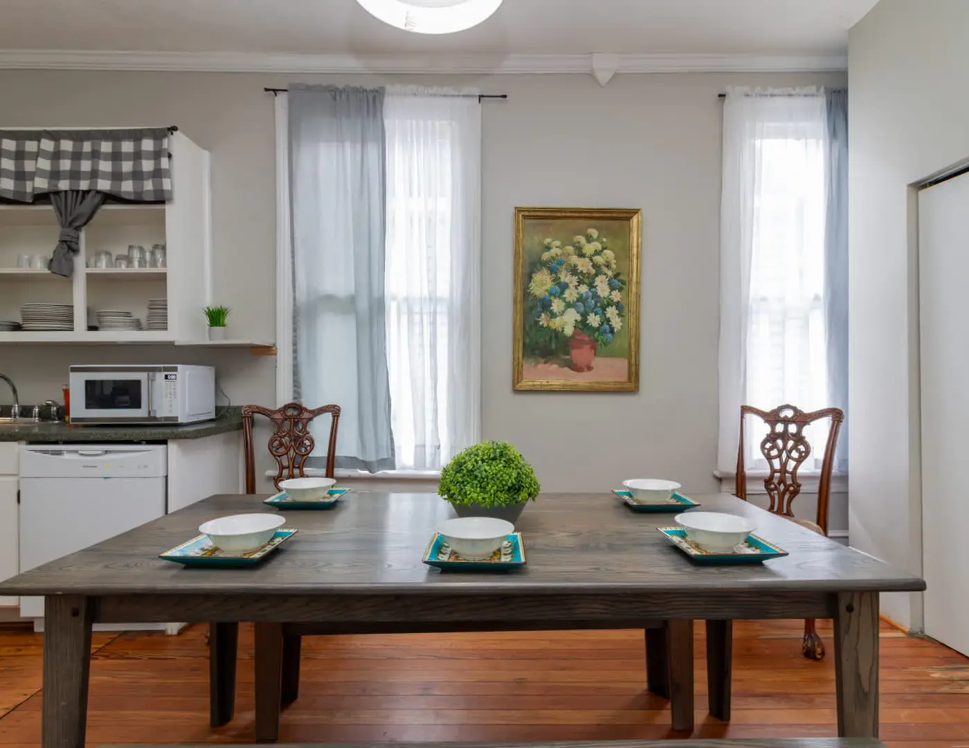 Large Downtown Home - The Sunny Southern Manse