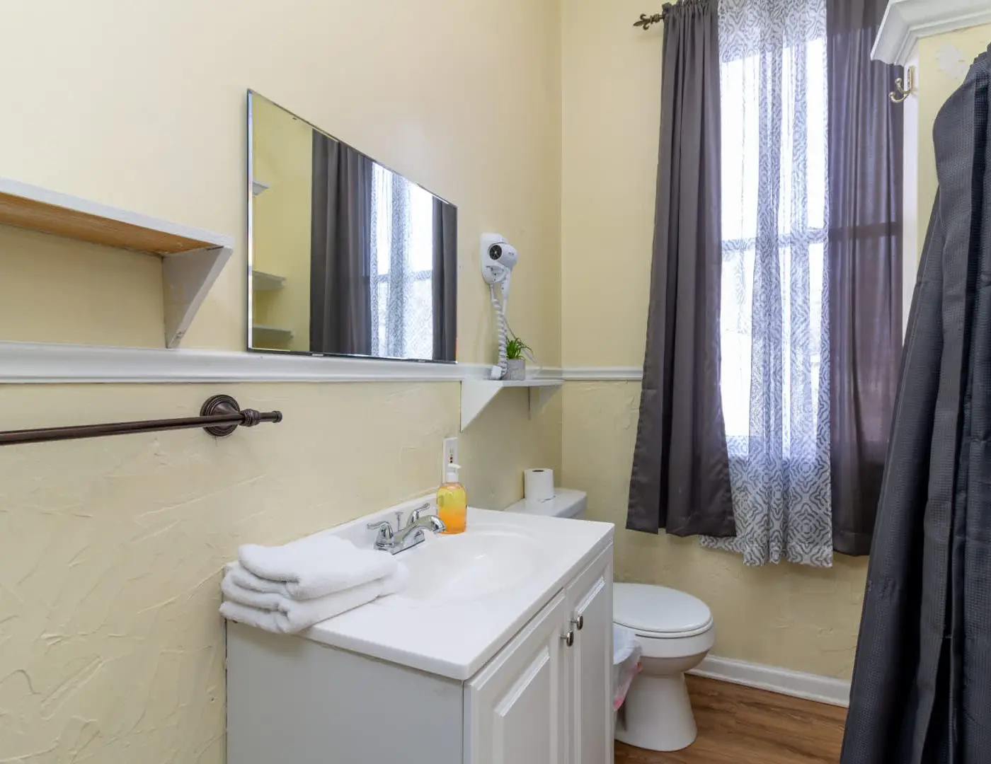 Large Downtown Home - The Sunny Southern Manse