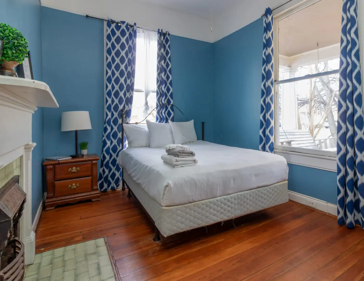 Large Downtown Home - The Sunny Southern Manse