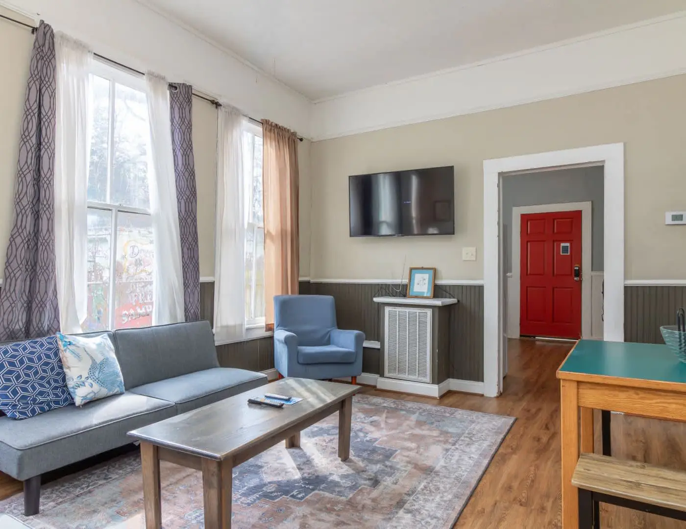 Cozy Downtown Back Unit - The Sunny Southern Manse