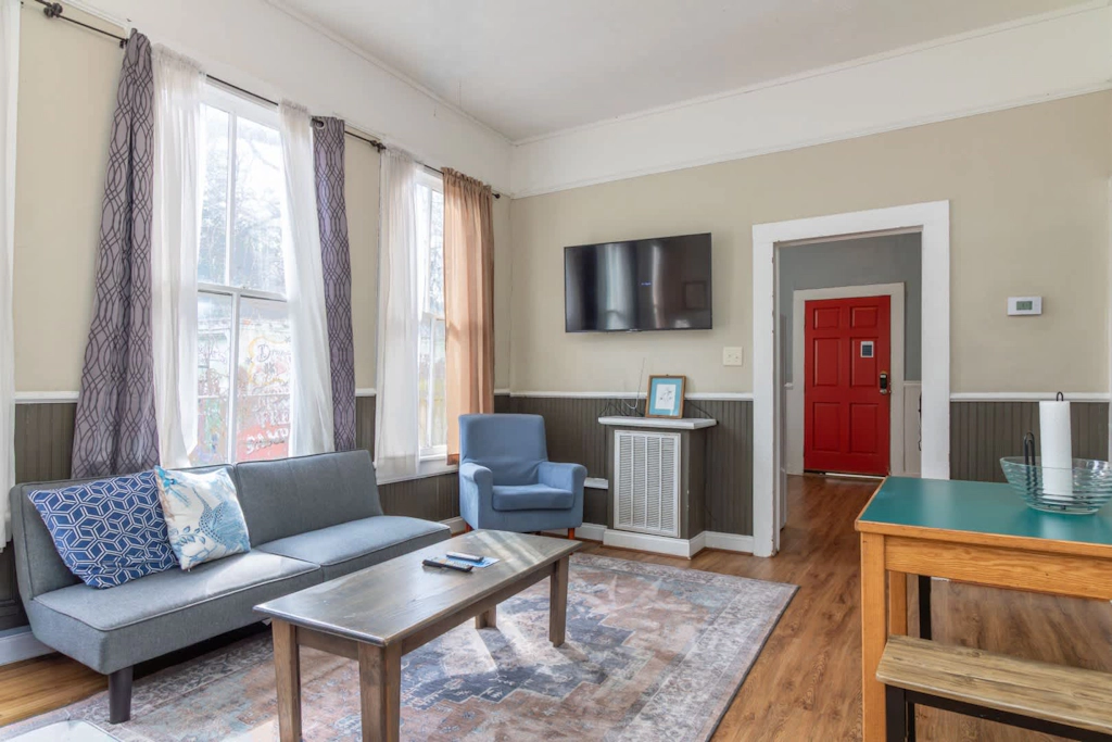 Cozy Downtown Back Unit - The Sunny Southern Manse