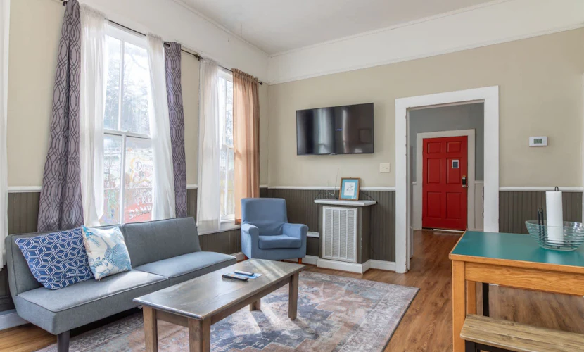 Cozy Downtown Back Unit - The Sunny Southern Manse