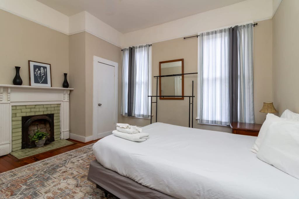 Cozy Downtown Back Unit - The Sunny Southern Manse