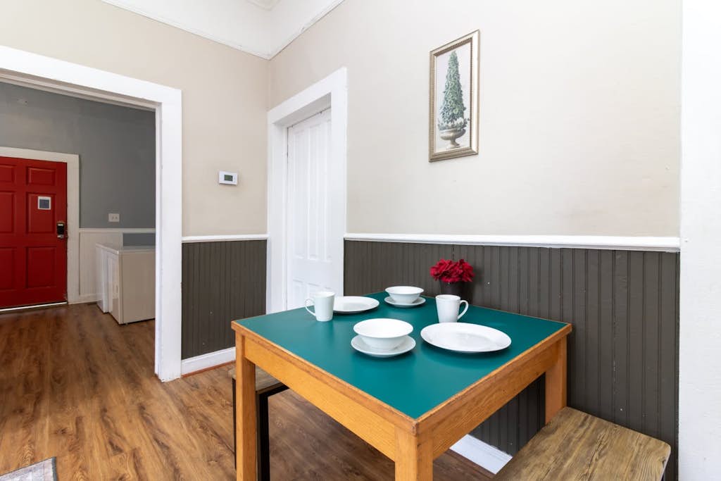 Cozy Downtown Back Unit - The Sunny Southern Manse