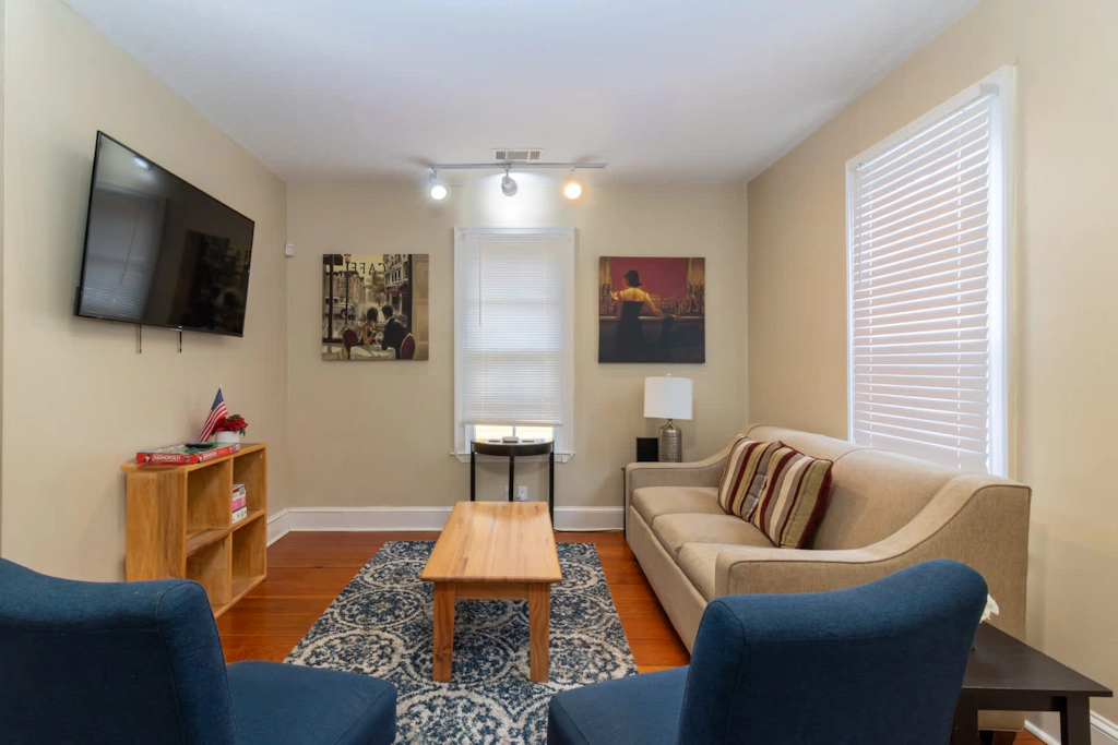 Downtown, Moments from Riverwalk-Broadway Bungalow