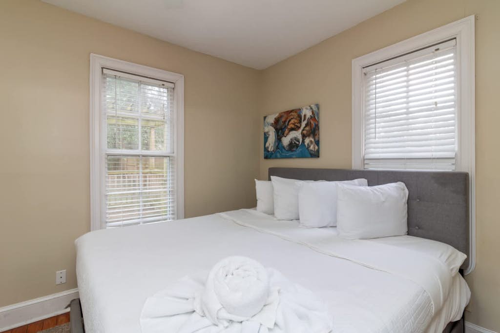 Downtown, Moments from Riverwalk-Broadway Bungalow