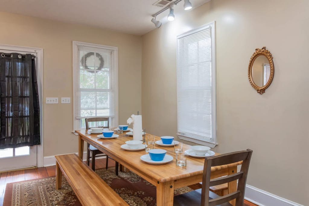 Downtown, Moments from Riverwalk-Broadway Bungalow