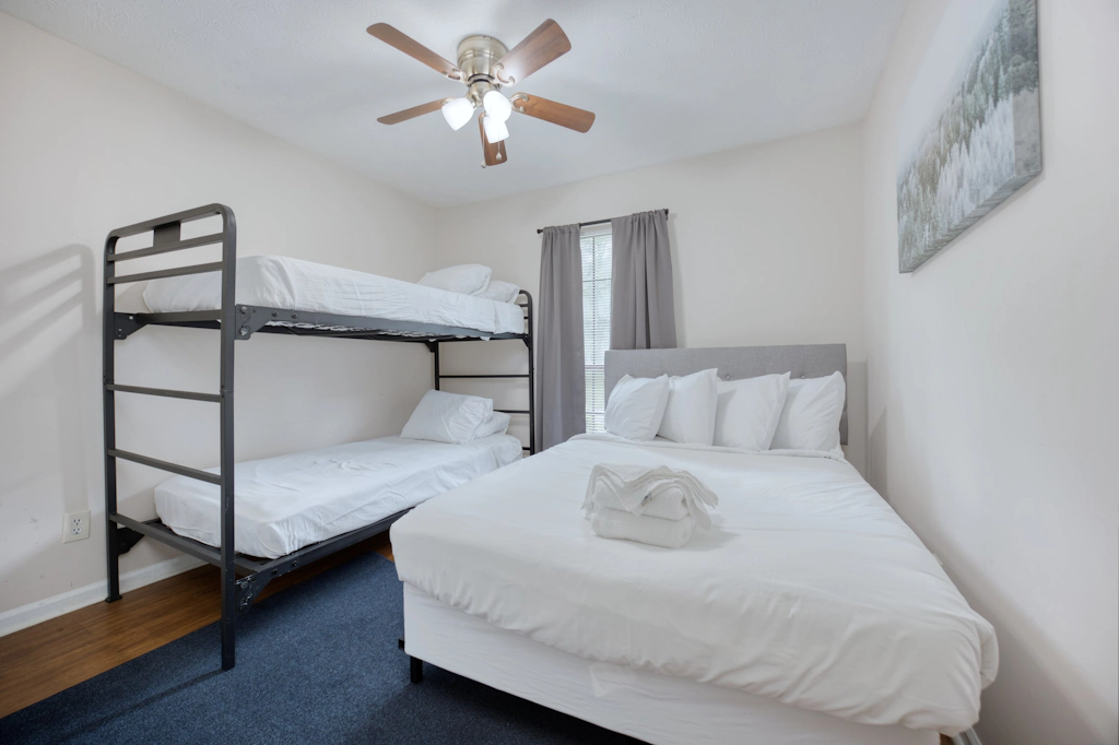 Cozy Cabin-Style Retreat Sleeps 10 Near Fort Benning