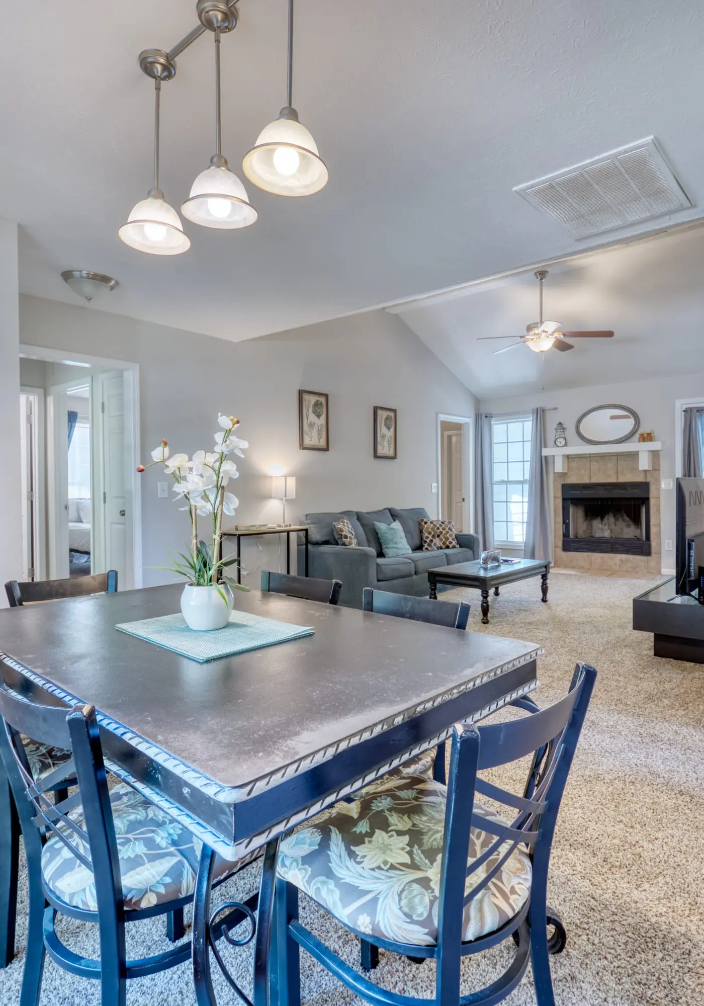 Near Shops, Dining & Airport- The Hilltop Bungalow