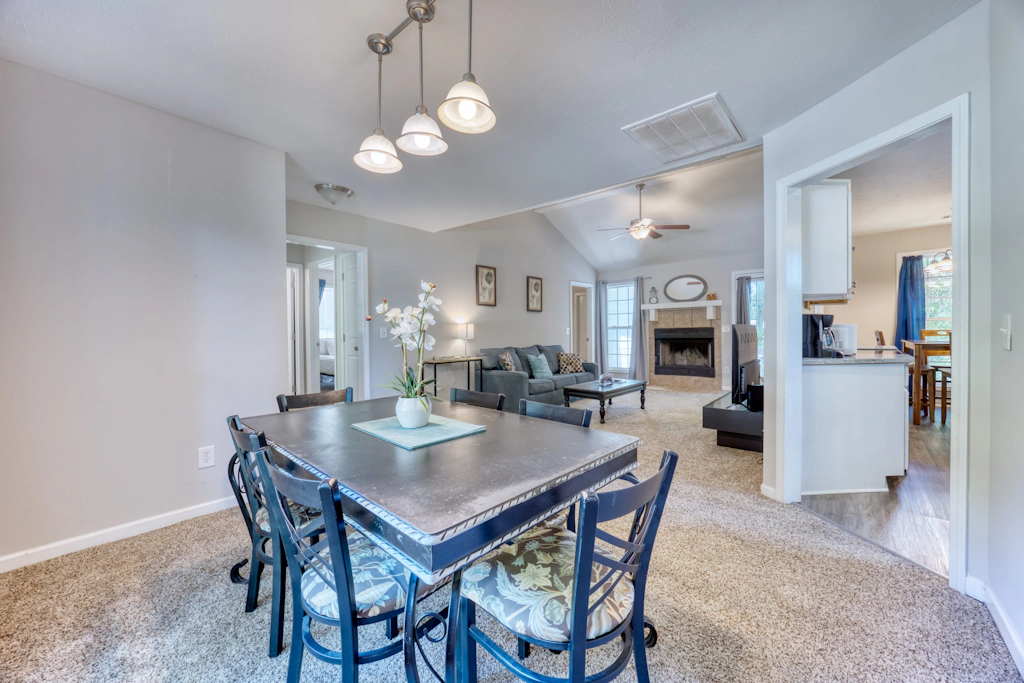 Near Shops, Dining & Airport- The Hilltop Bungalow