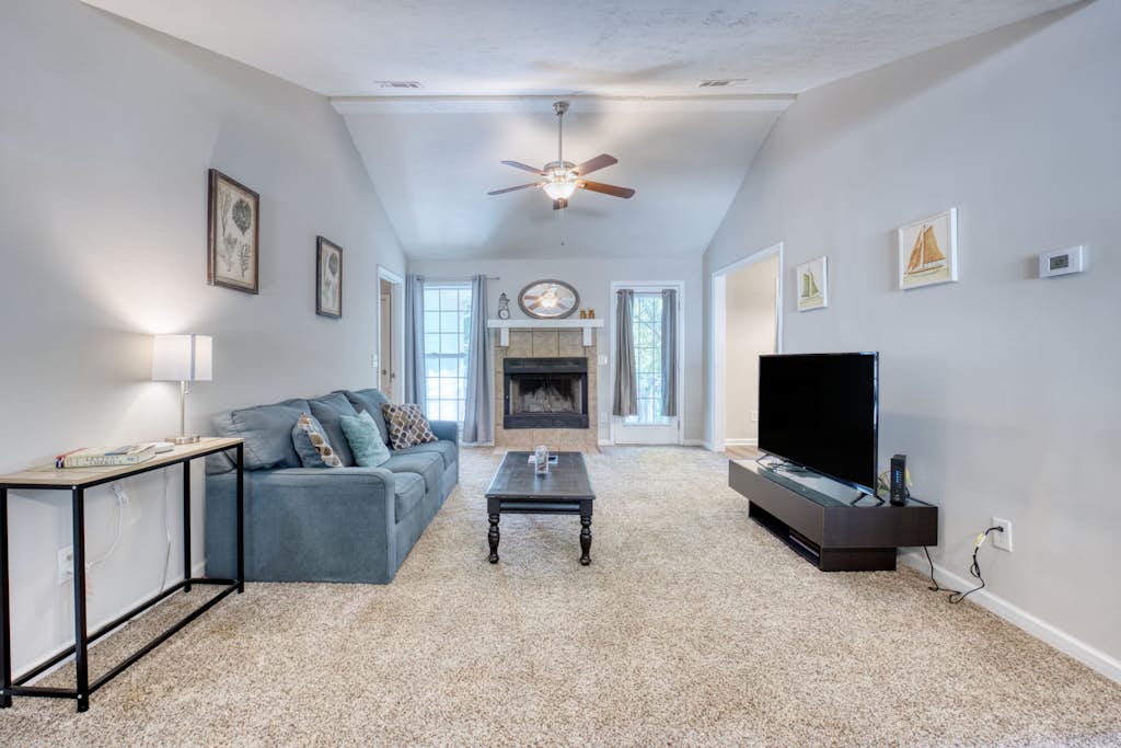 Near Shops, Dining & Airport- The Hilltop Bungalow