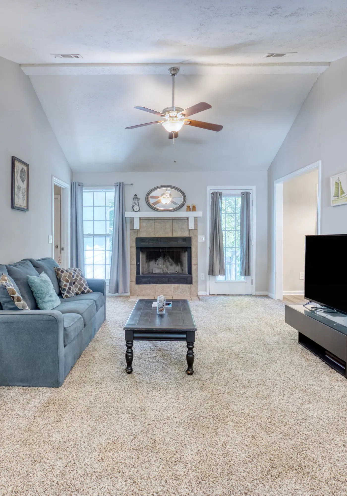 Near Shops, Dining & Airport- The Hilltop Bungalow