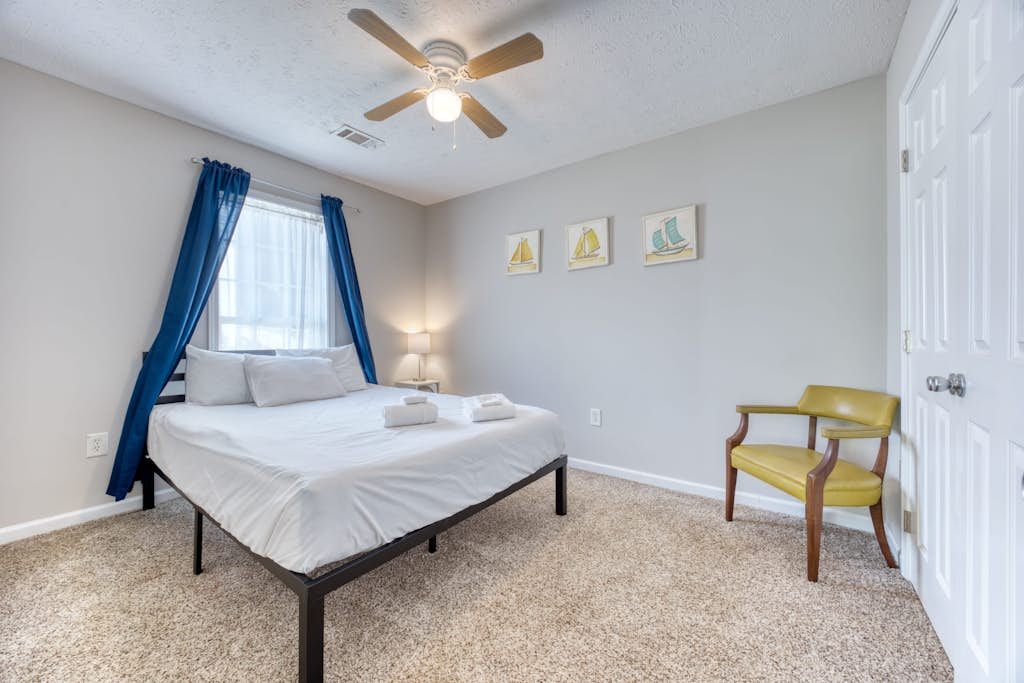 Near Shops, Dining & Airport- The Hilltop Bungalow