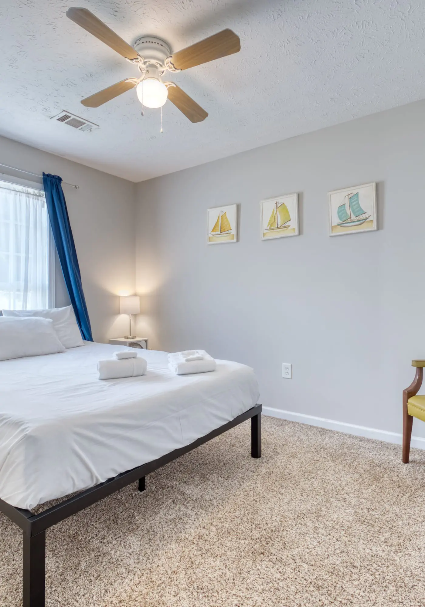 Near Shops, Dining & Airport- The Hilltop Bungalow