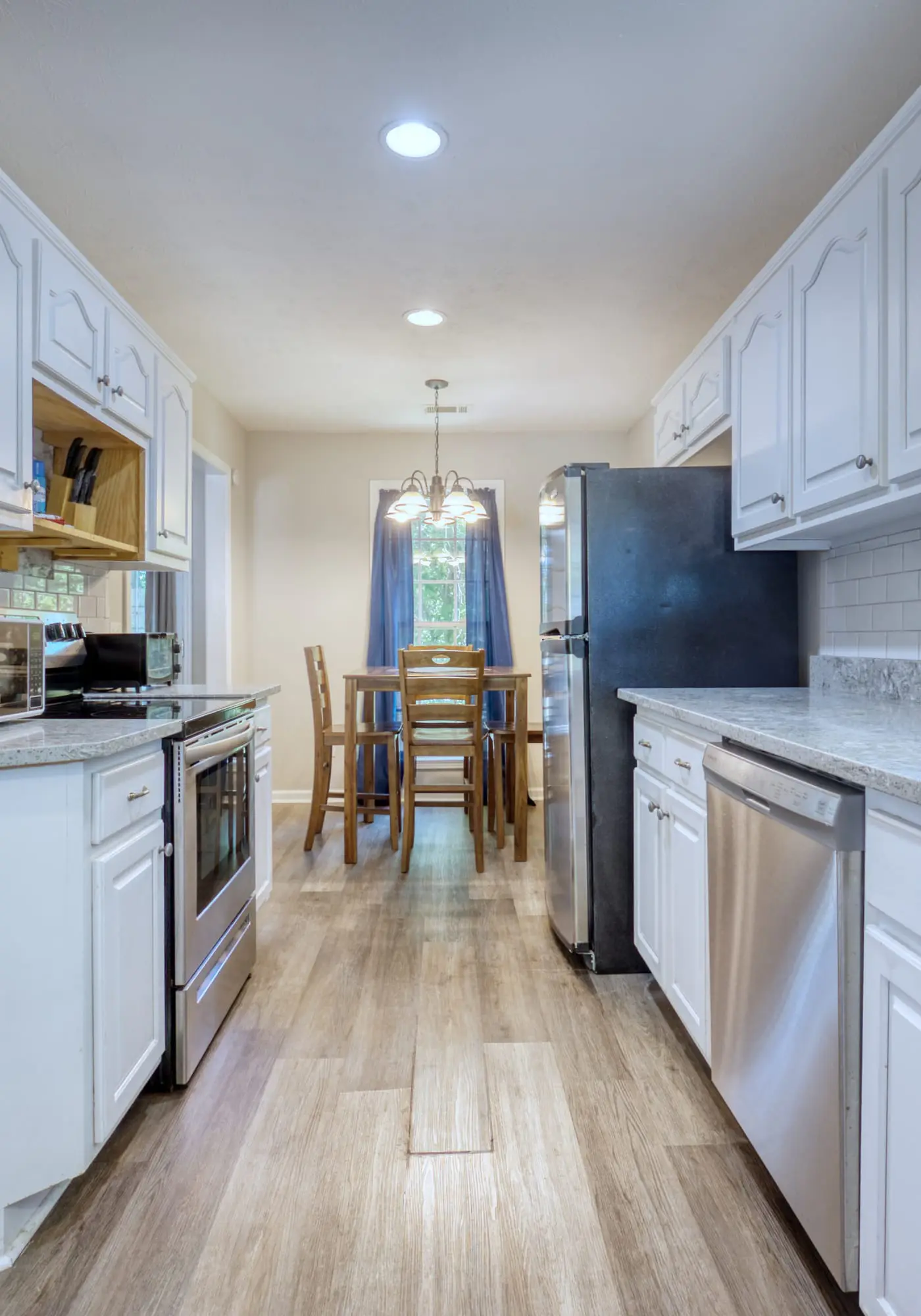 Near Shops, Dining & Airport- The Hilltop Bungalow
