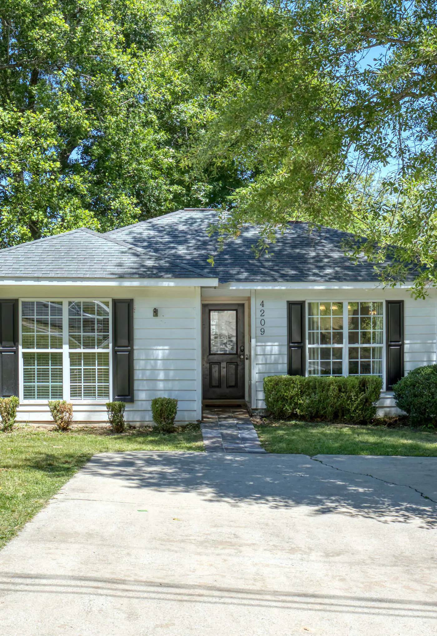 Near Shops, Dining & Airport- The Hilltop Bungalow