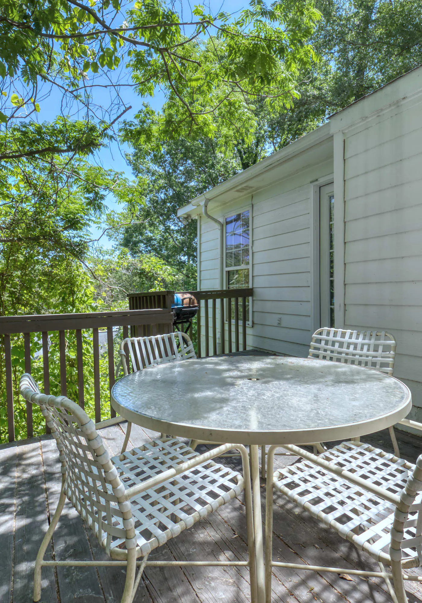 Near Shops, Dining & Airport- The Hilltop Bungalow