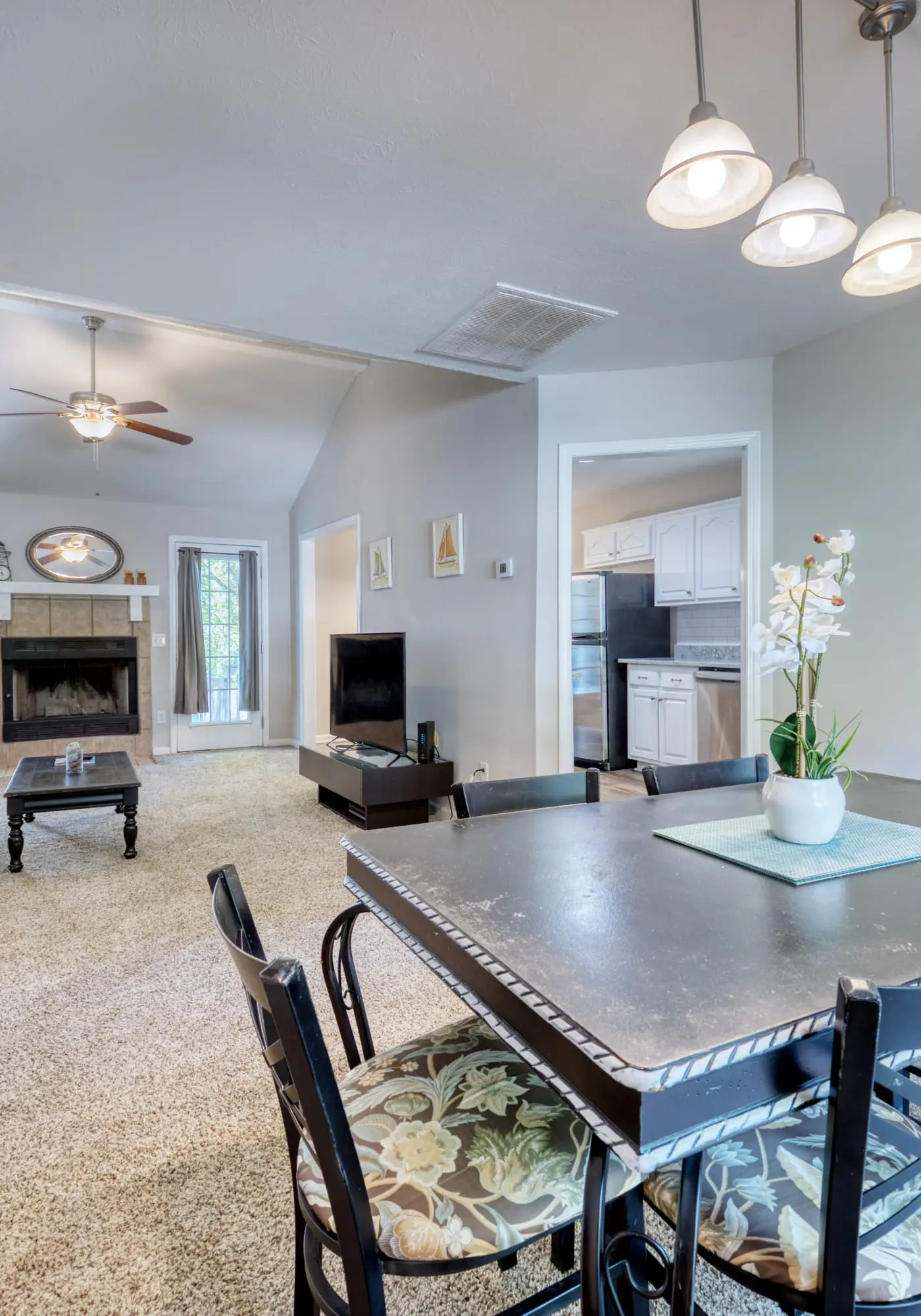 Near Shops, Dining & Airport- The Hilltop Bungalow