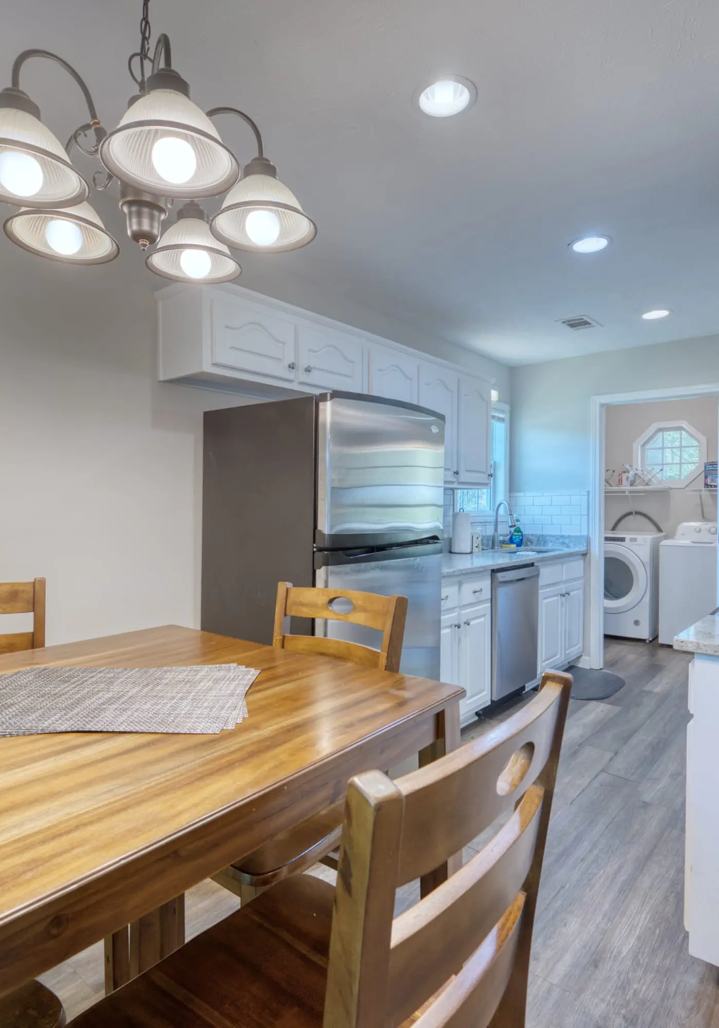 Near Shops, Dining & Airport- The Hilltop Bungalow