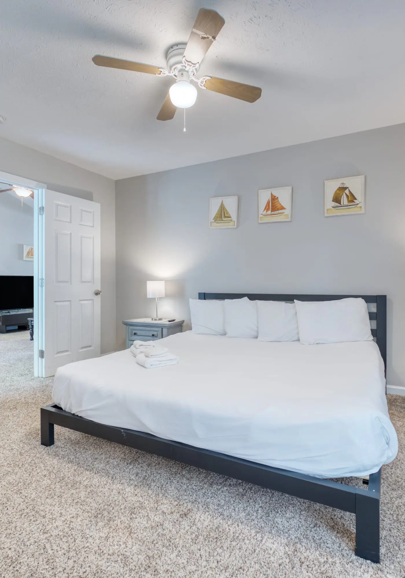 Near Shops, Dining & Airport- The Hilltop Bungalow