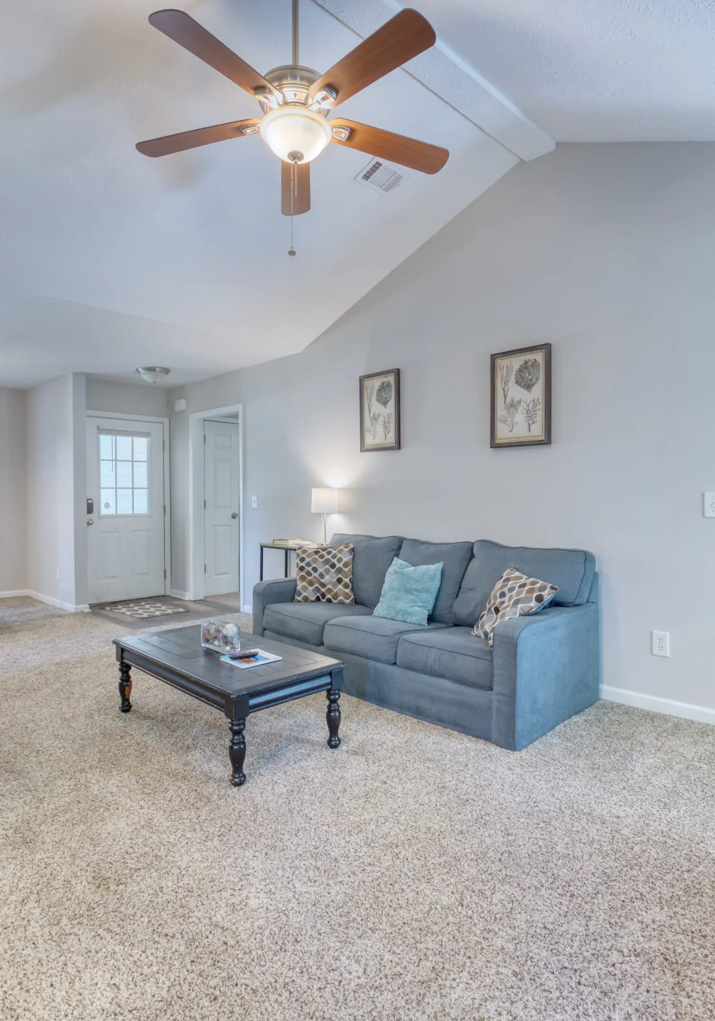 Near Shops, Dining & Airport- The Hilltop Bungalow