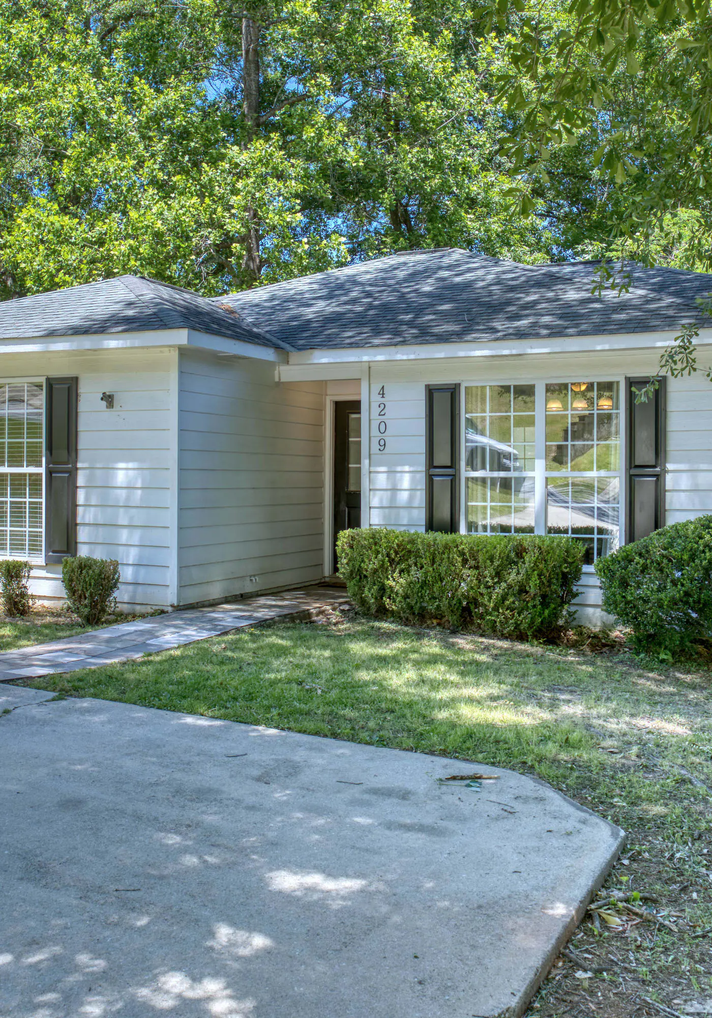 Near Shops, Dining & Airport- The Hilltop Bungalow