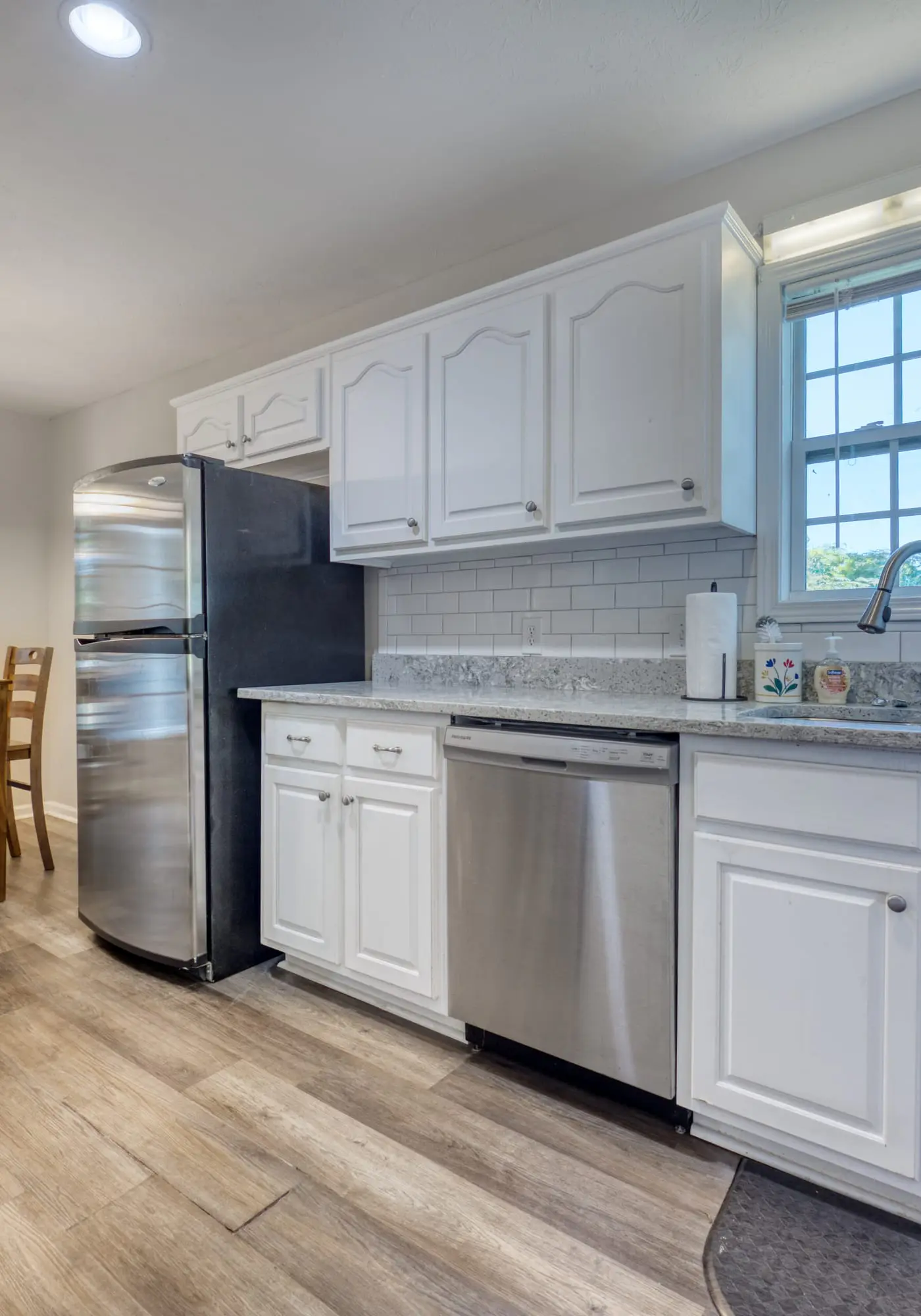 Near Shops, Dining & Airport- The Hilltop Bungalow