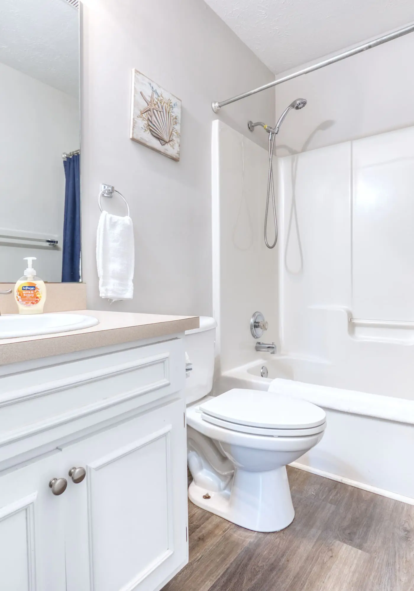 Near Shops, Dining & Airport- The Hilltop Bungalow