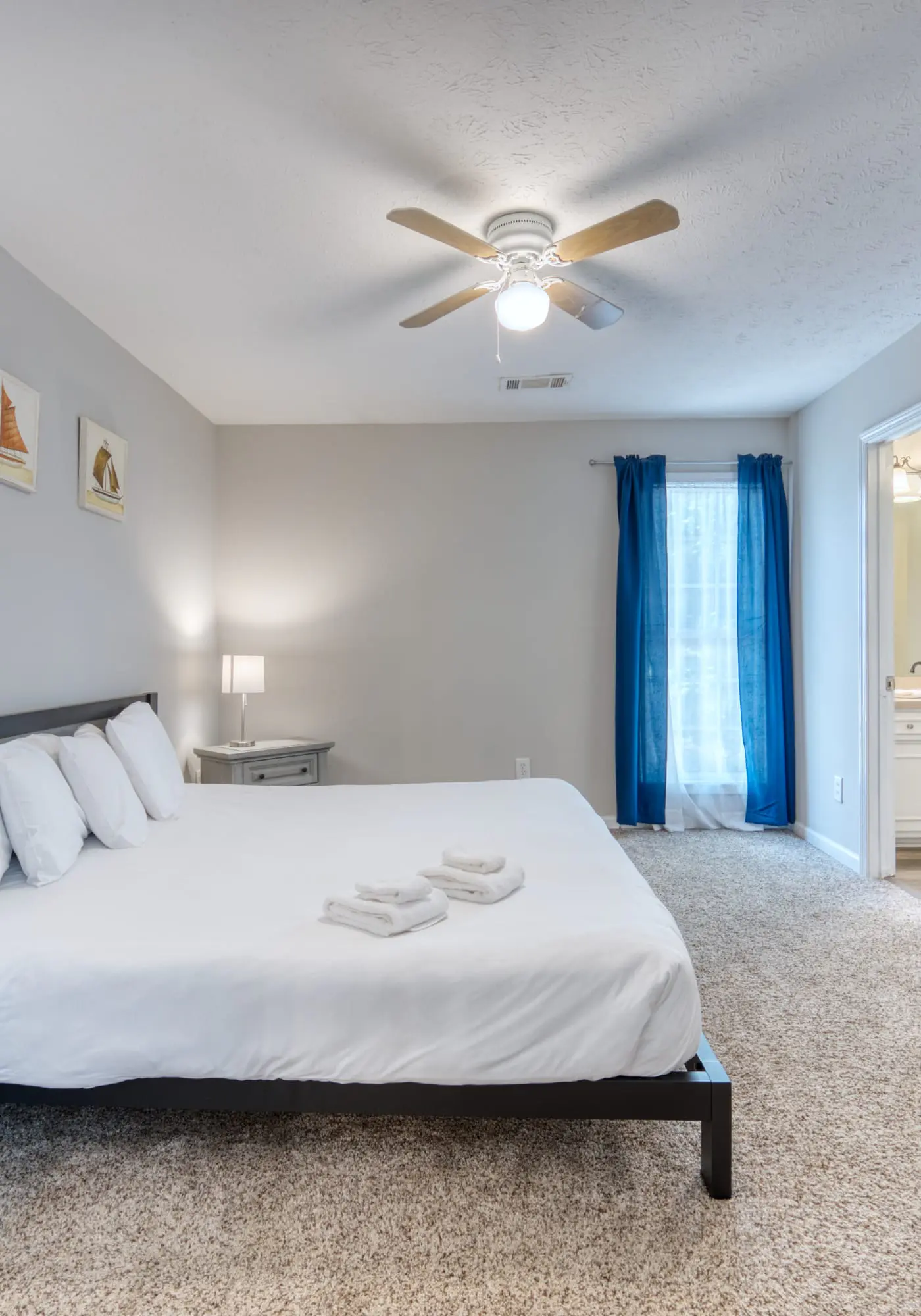 Near Shops, Dining & Airport- The Hilltop Bungalow