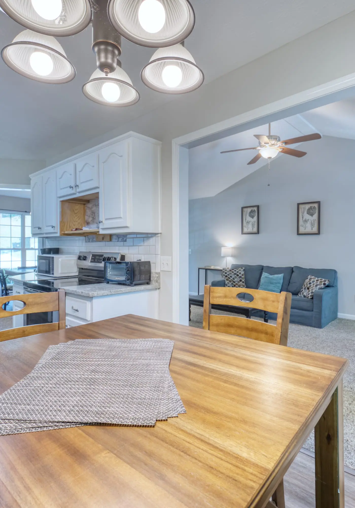 Near Shops, Dining & Airport- The Hilltop Bungalow